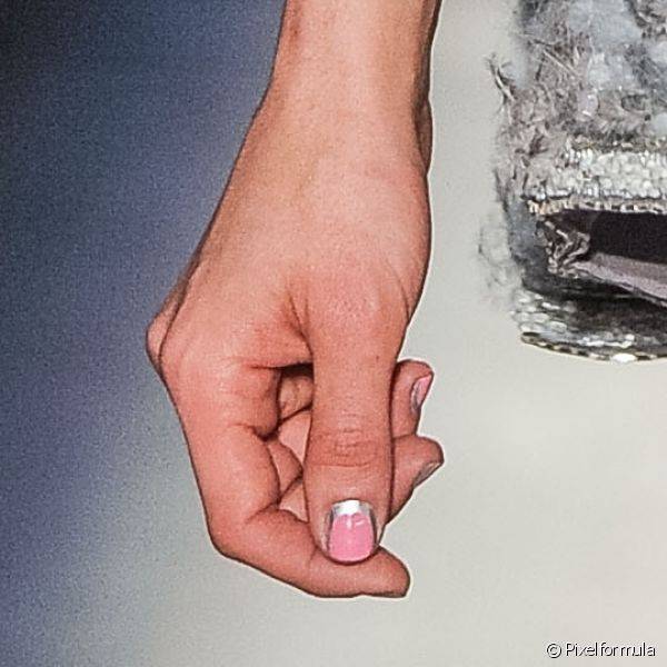 Em seu desfile de alta-costura do inverno 2013 a Chanel j? havia mostrado que colorir a base das unhas com um esmalte diferente era uma boa ideia